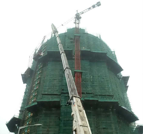 浦口吊车在工地上作业